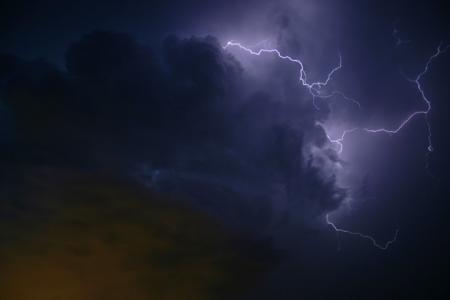 cumulonimbus  avec  un  superbe eclair